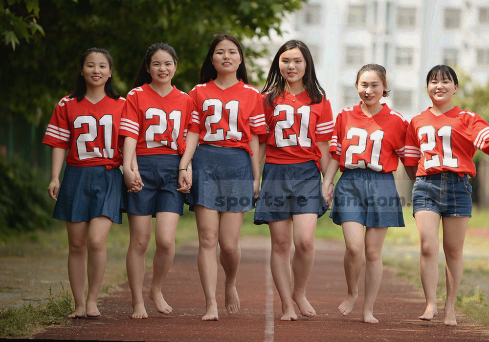 信封、电话与档案标签在桌面上的俯拍，铜金色调，光线柔和